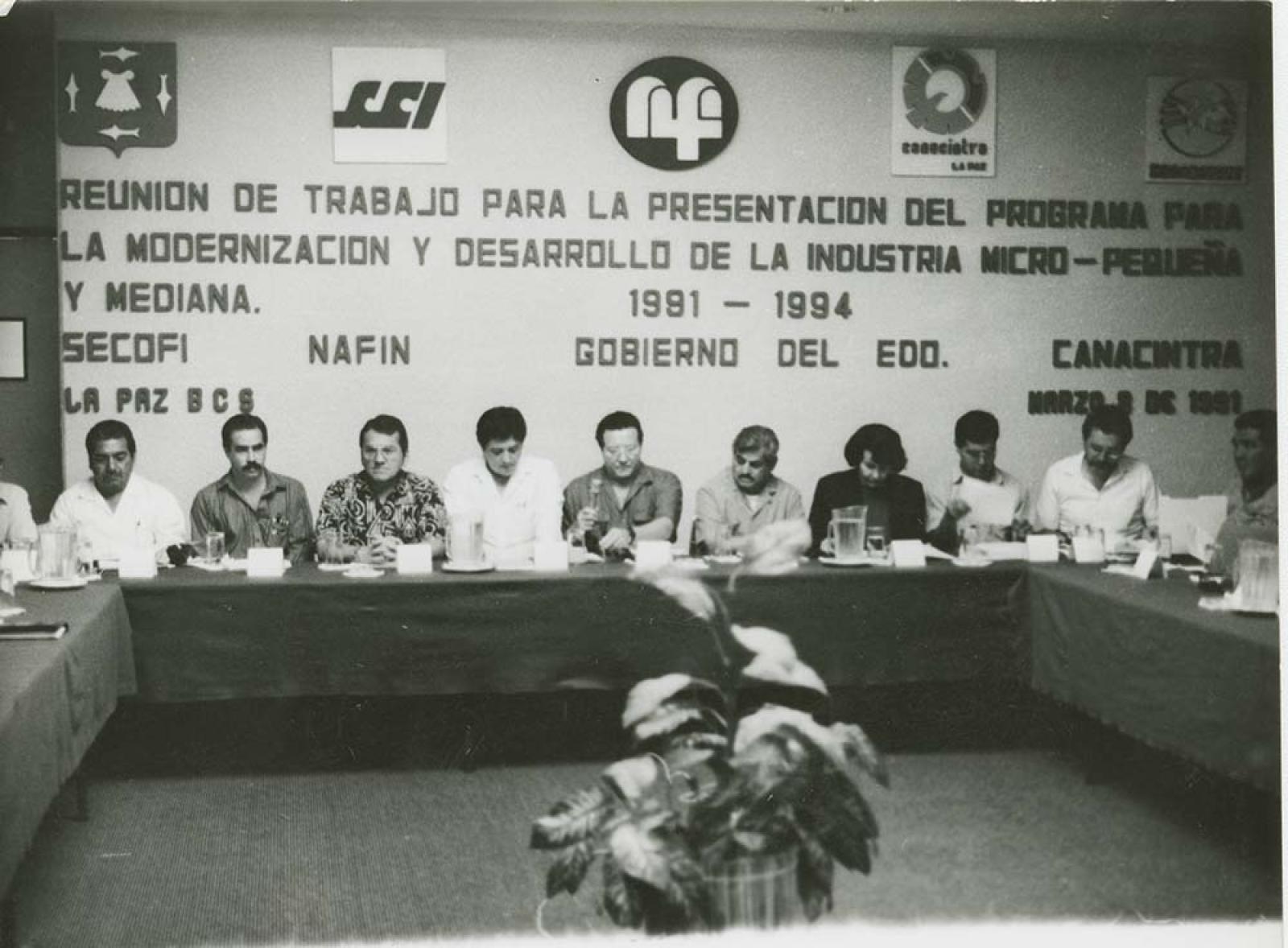 Funcionarios públicos en reunión de trabajo.