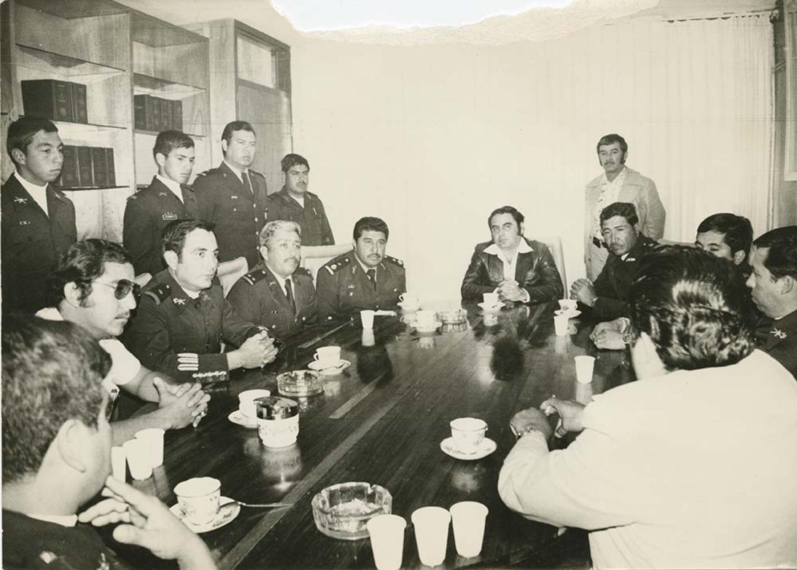 Funcionarios públicos en reunión.