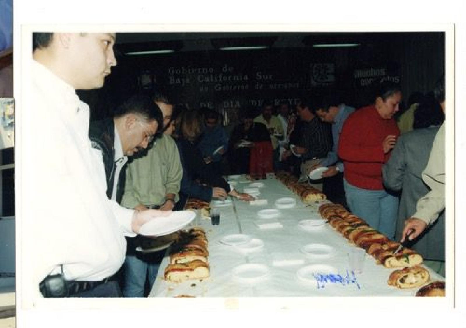 Funcionarios y trabajadores del Gobierno del Estado comparten la tradicional rosca de Reyes.