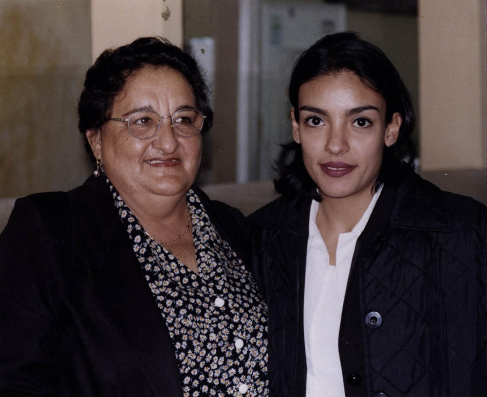 “Gabriela”, acompañada por mujer.