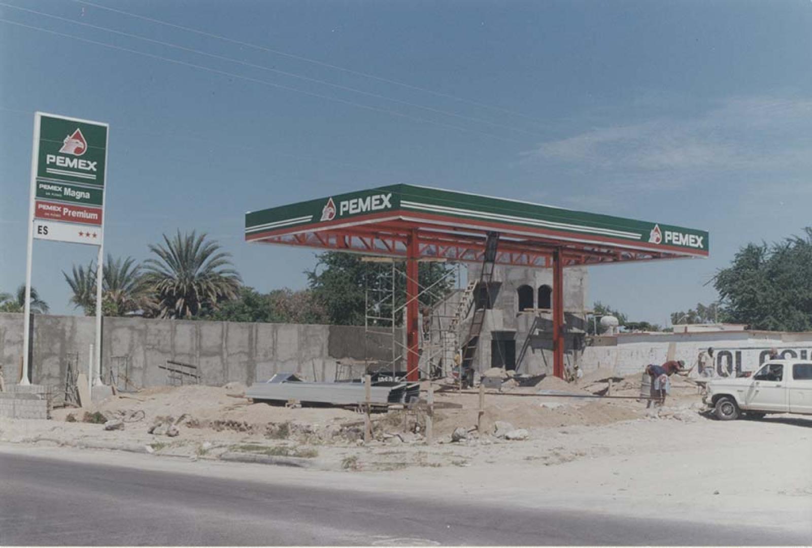 Gasolinera, en construcción.