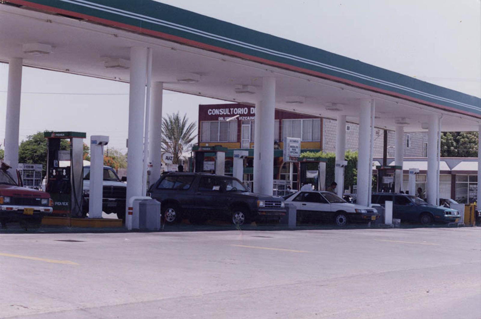 Gasolinera Pemex-Inburgas, entre las calles Nicolás Bravo y Gómez Farías.