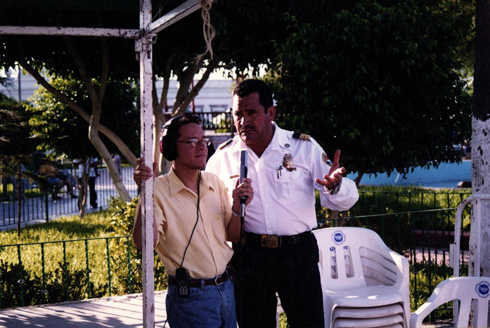 Germán Medrano entrevista a policía, en el jardín Velasco.