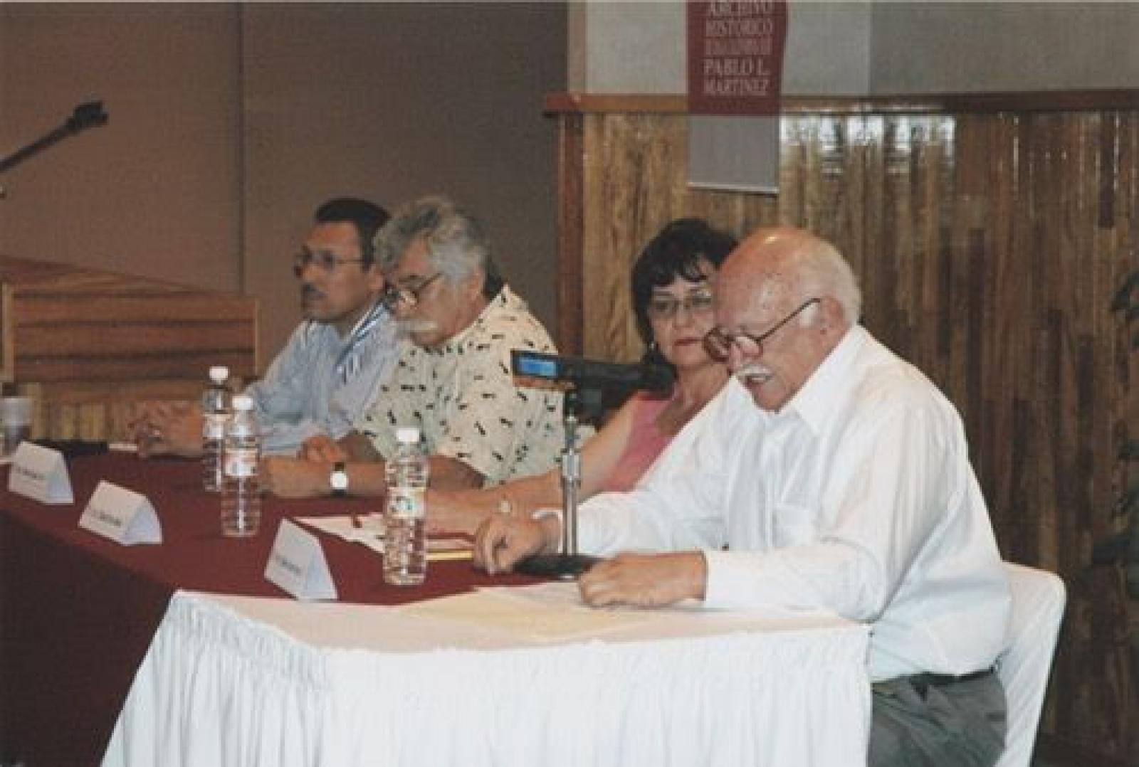Gilberto Ibarra comenta desde mesa de ponentes durante la presentación del libro Paisajes y personajes en María Auxiliadora, Baja California Sur.