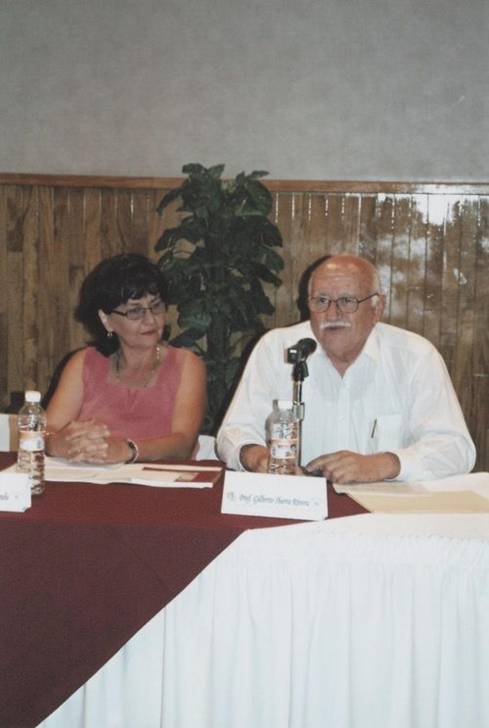 Gilberto Ibarra presenta el libro Paisajes y personajes en María Auxiliadora, Baja California Sur, acompañado de la autora, Elizabeth Acosta.