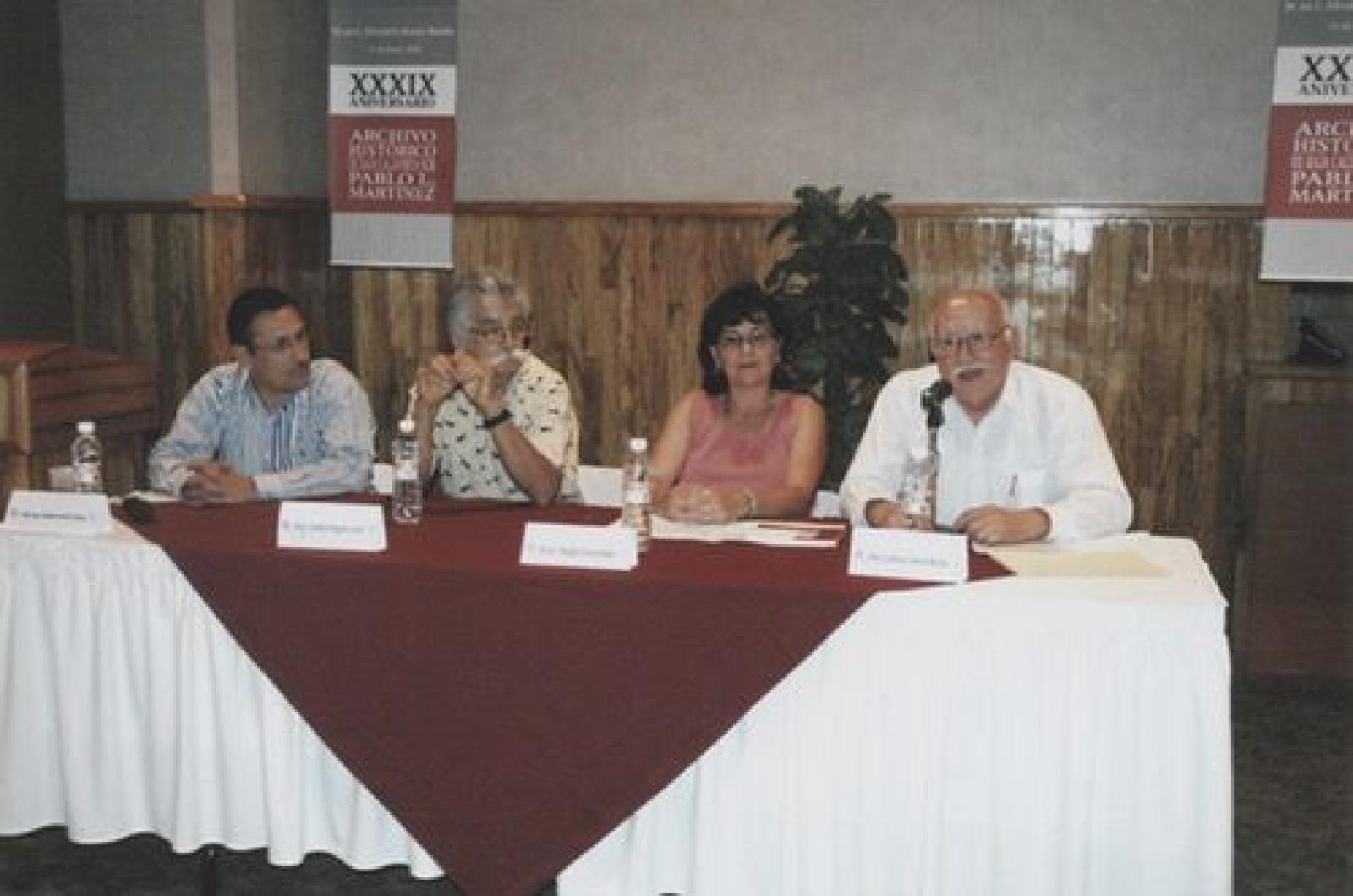 Gilberto Ibarra presenta el libro Paisajes y personajes en María Auxiliadora, Baja California Sur; lo acompañan Juan Cuauhtémoc Murillo, Aníbal Angulo y la autora, Elizabeth Acosta.