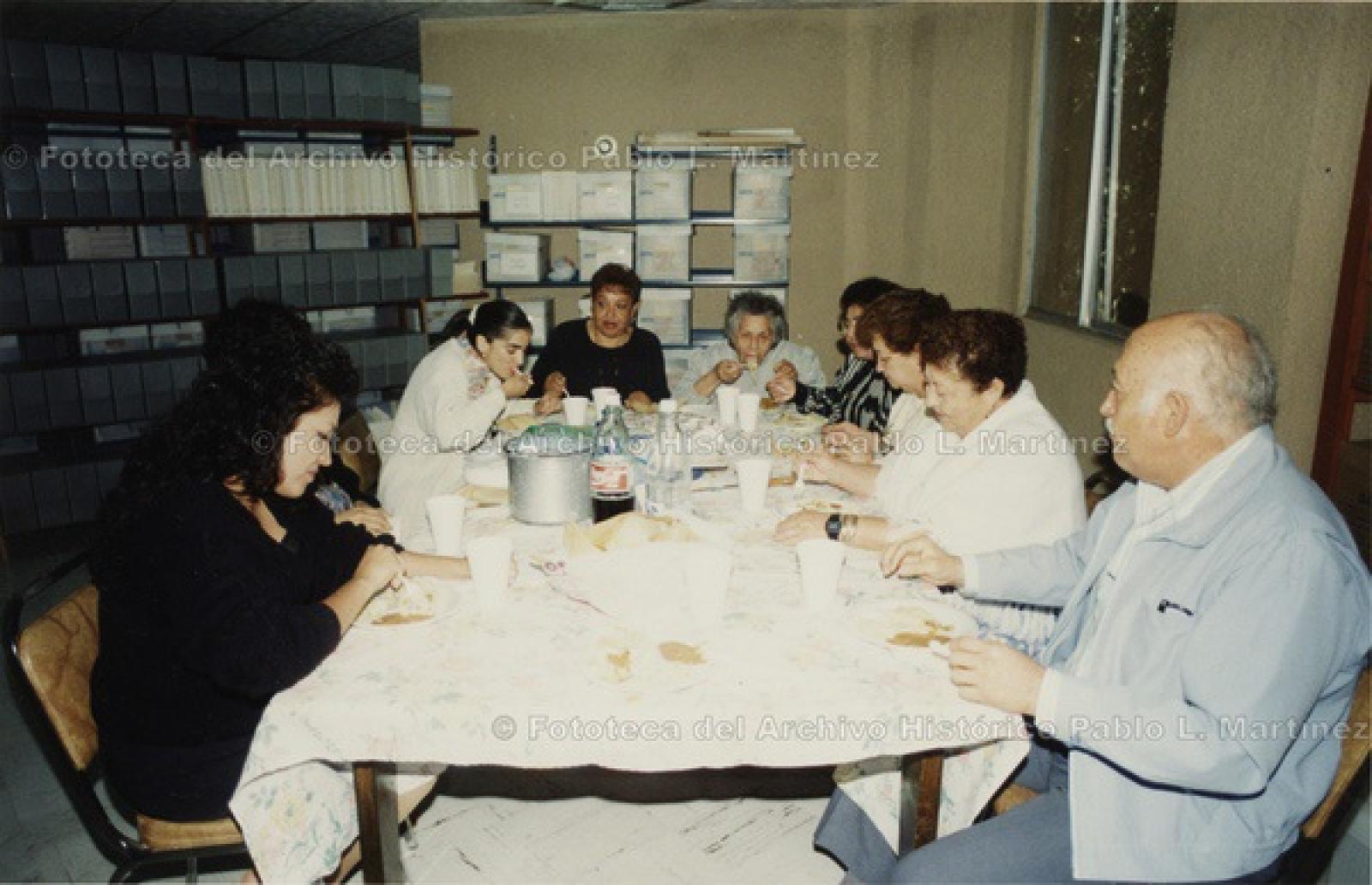 Gilberto Ibarra  y personal del archivo histórico, en convivio de fin de año.