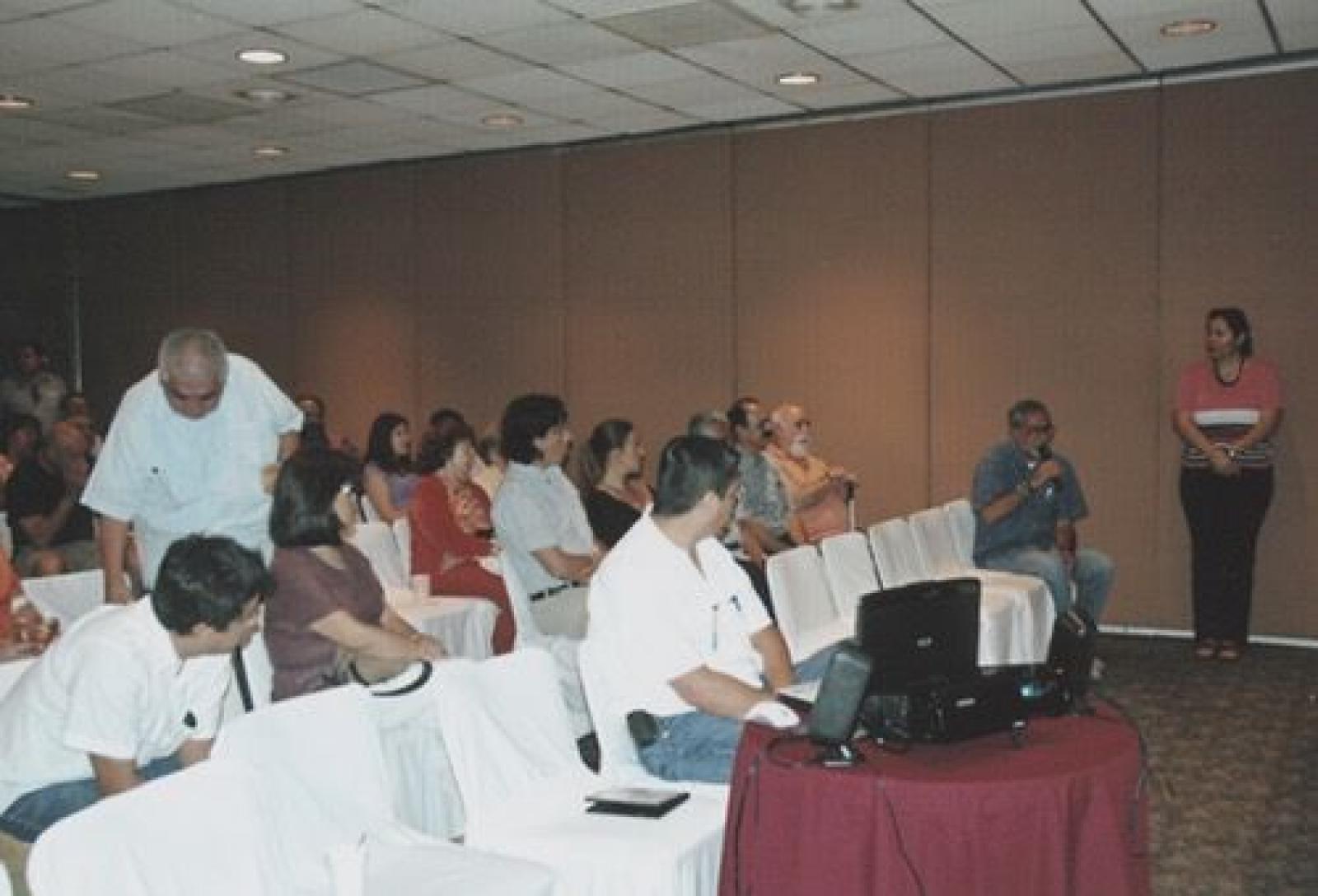 Gilberto Piñeda, entre público, toma la palabra durante la Reunión de Archivos del Gobierno del estado de Baja California Sur.