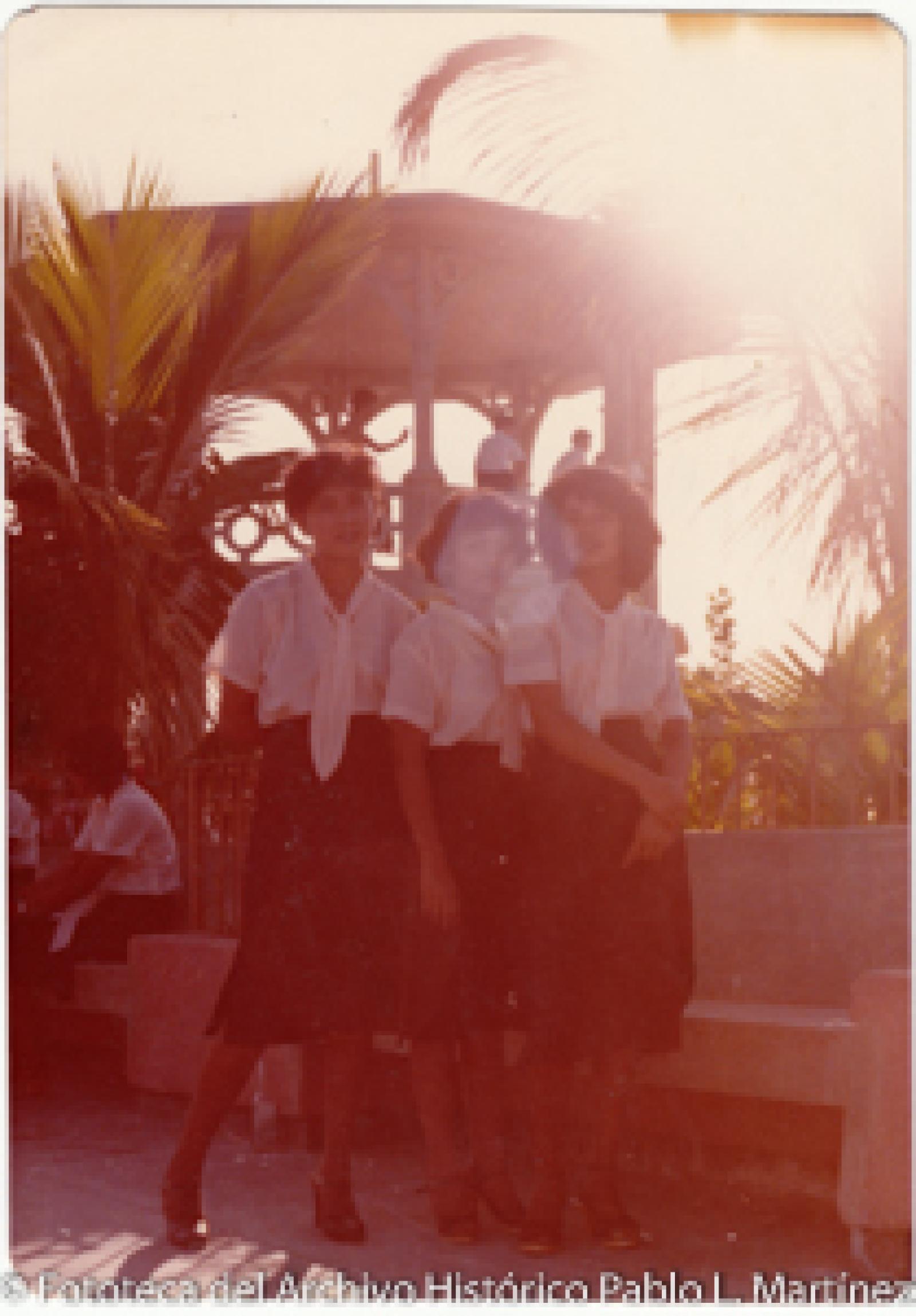 Gloria Matylde Cota y amigas frente al kiosco de La Paz, retrato