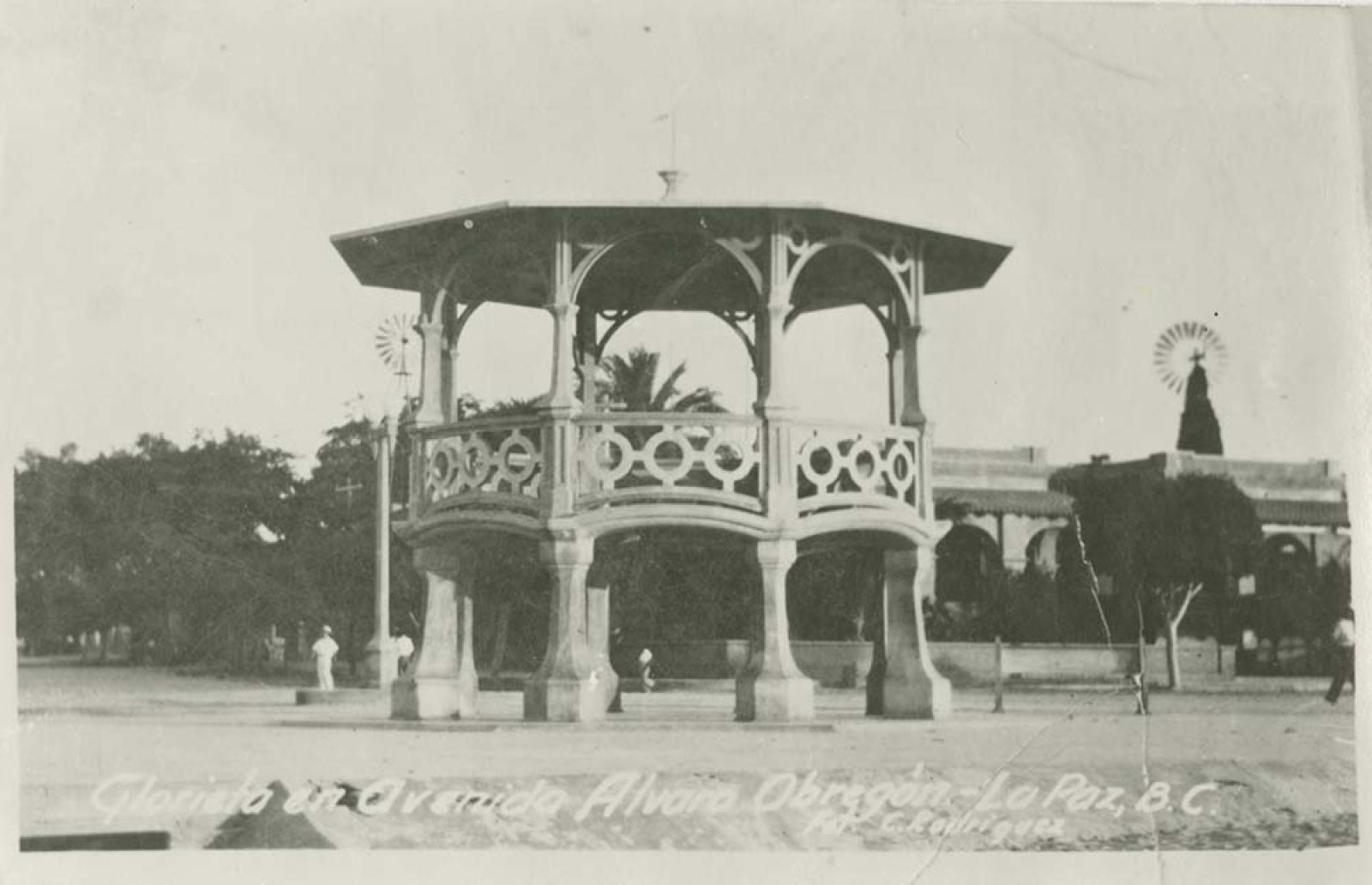 “Glorieta en avenida Álvaro Obregón.” Malecón de La Paz, Baja California.