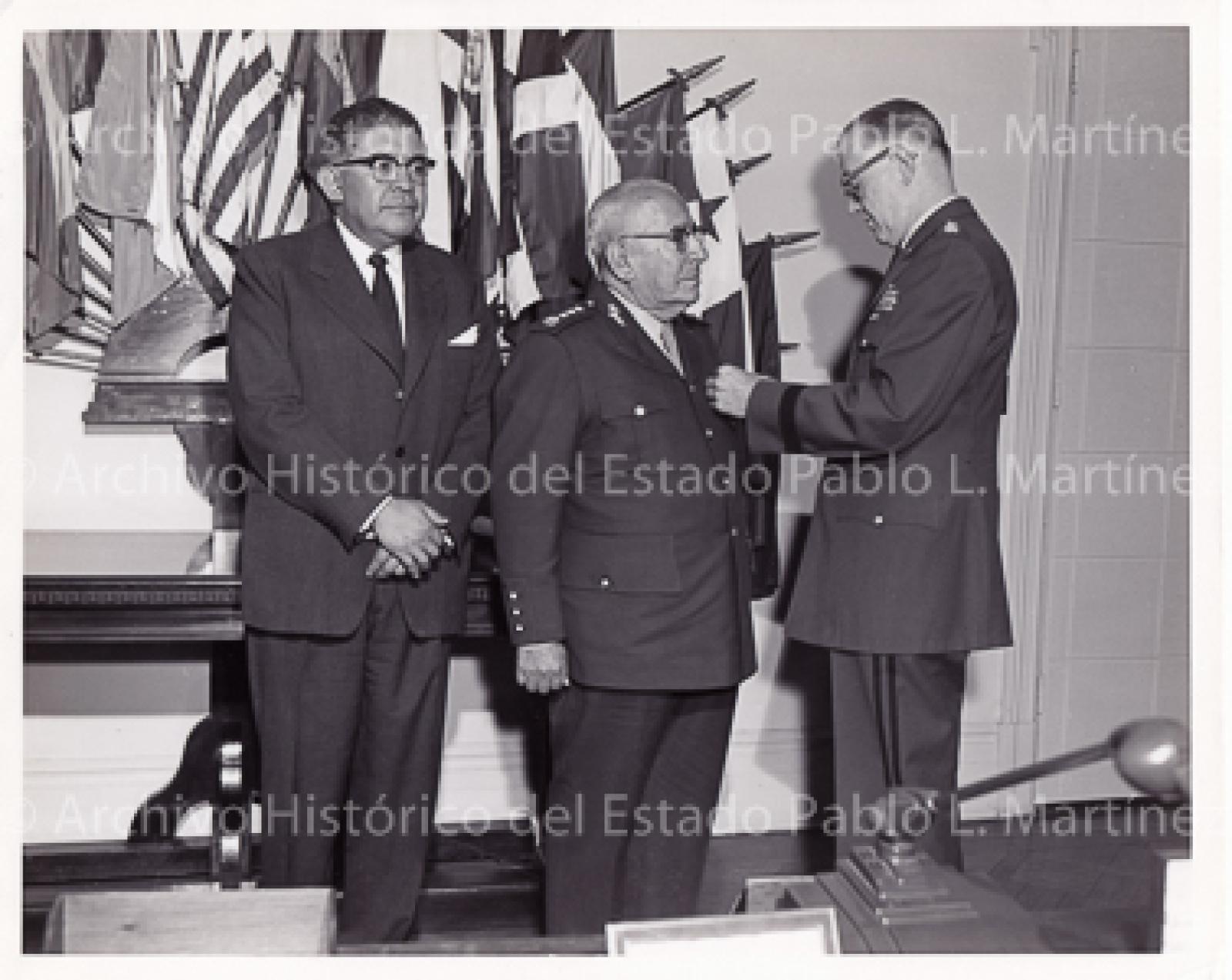Gral. Agustín Olachea recibe insignia.