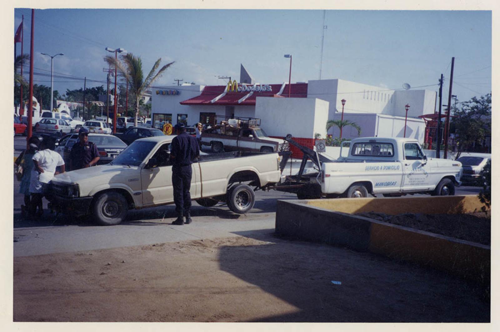 Grúa que traslada Pickup.