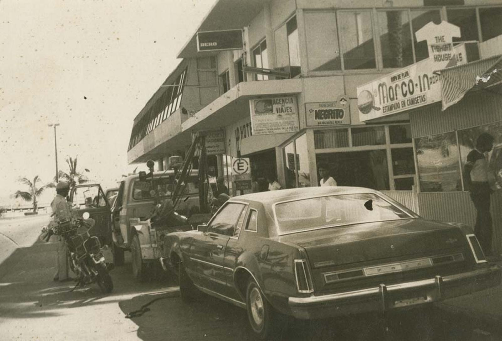 Grúa retira a automóvil mal estacionado frente al hotel Perla.
