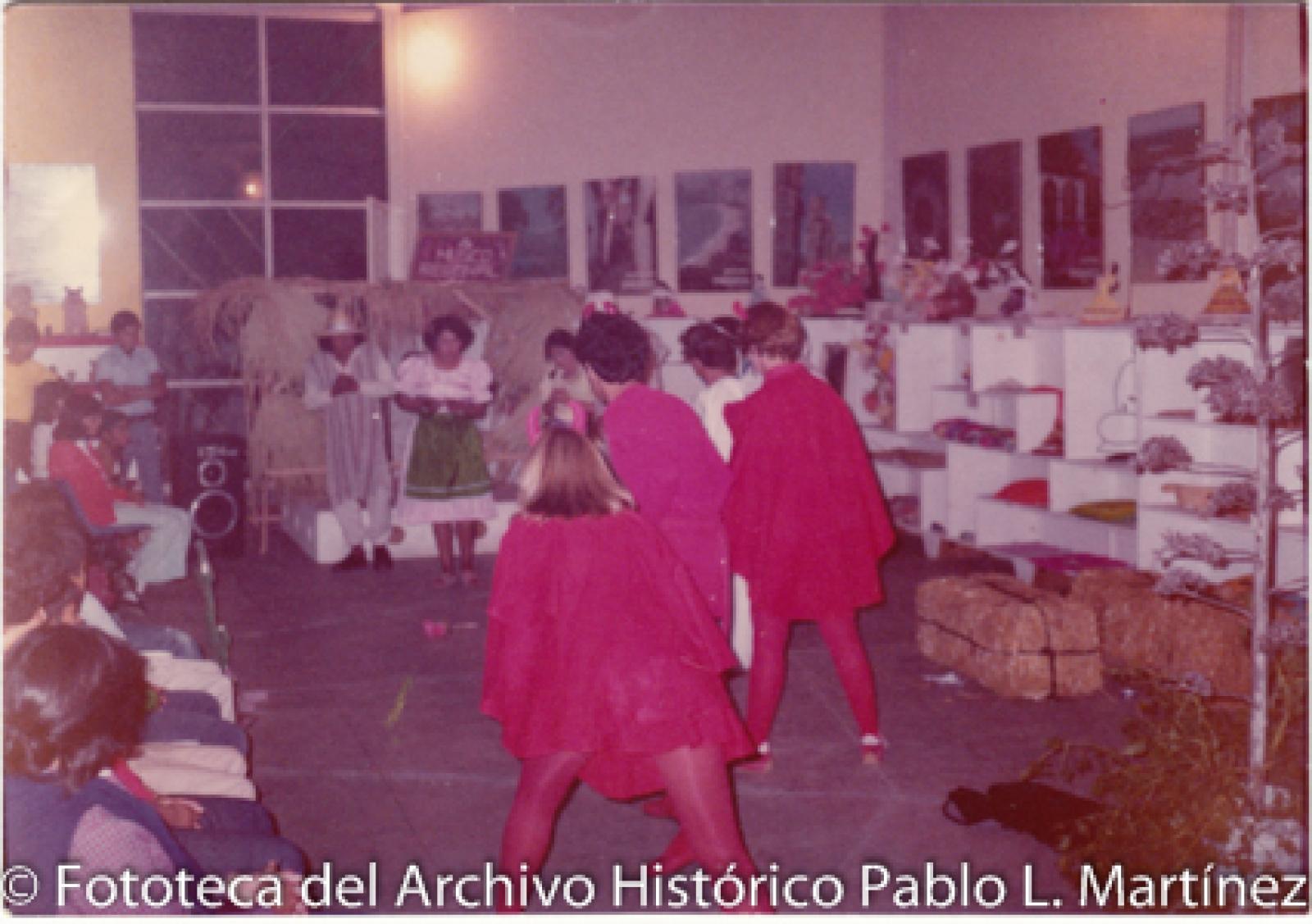 Grupo de actores que representan pastorela en museo regional de artesanías