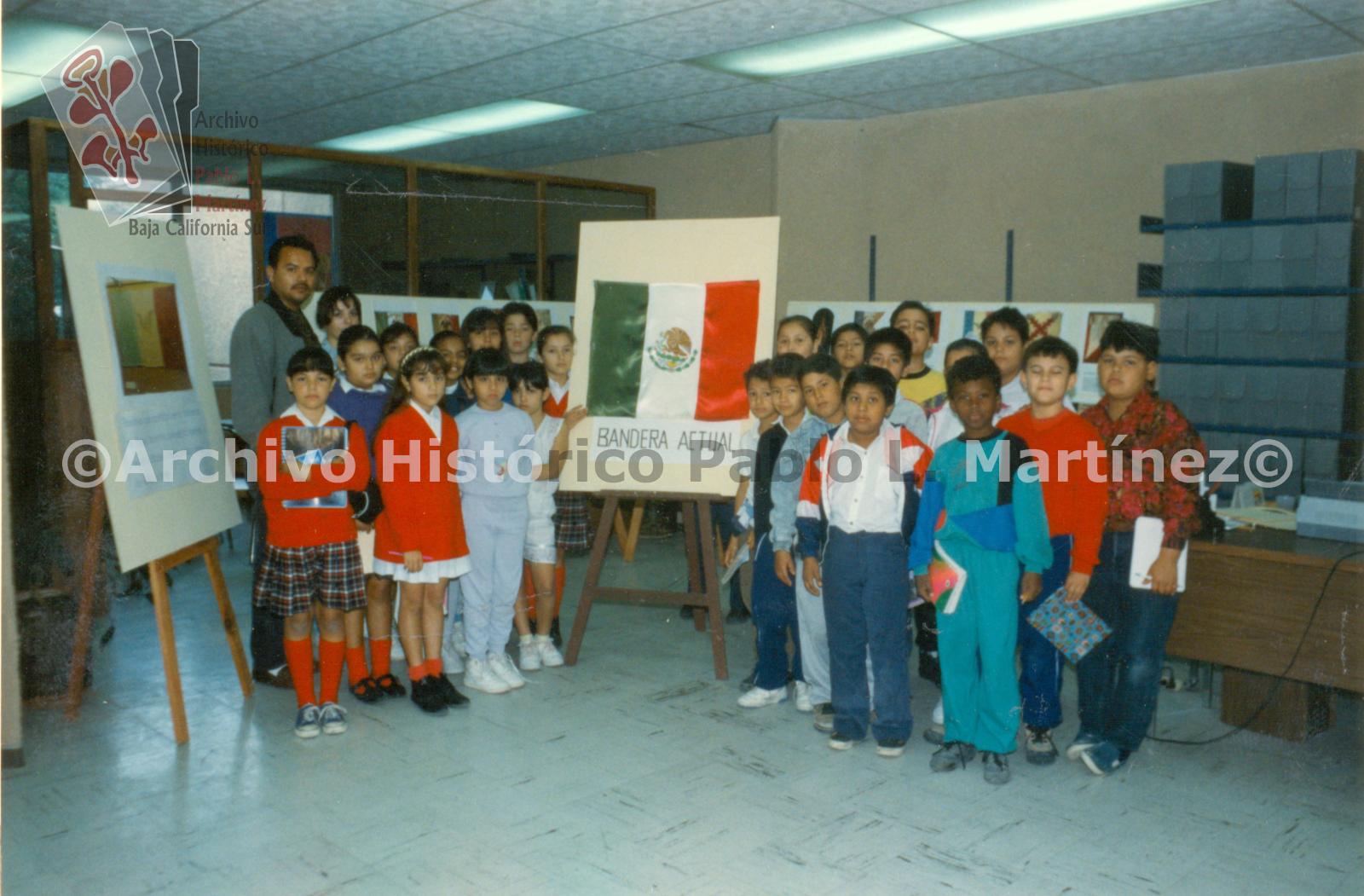Grupo de alumnos de 4° Año de la Escuela Primaria 18 de marzo de 1938, visitan el Archivo Histórico Pablo L. Martínez.