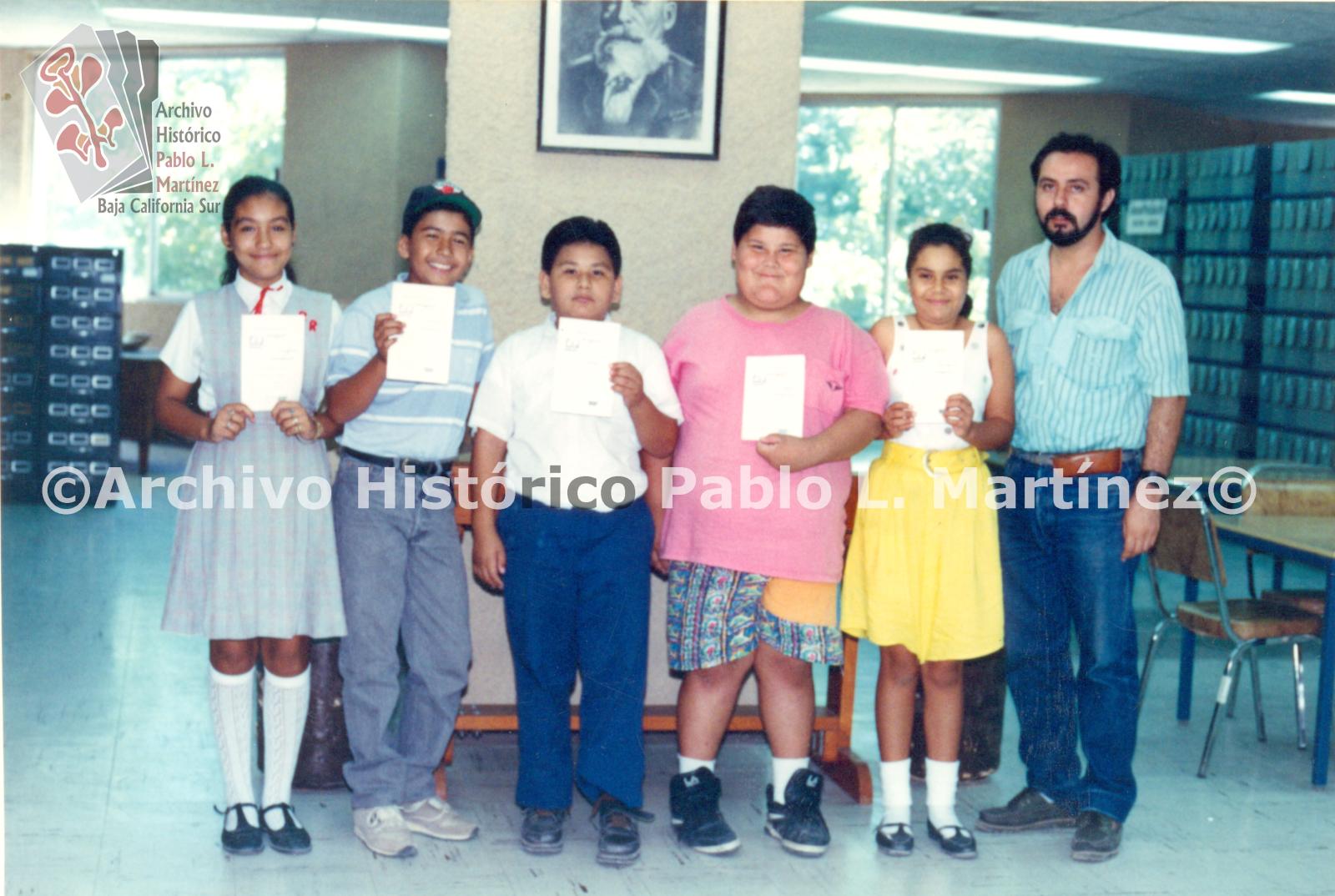 Grupo de alumnos de 6° Año de la Escuela Primaria Ignacio Zaragoza, de visita en el Archivo Histórico Pablo L. Martínez.