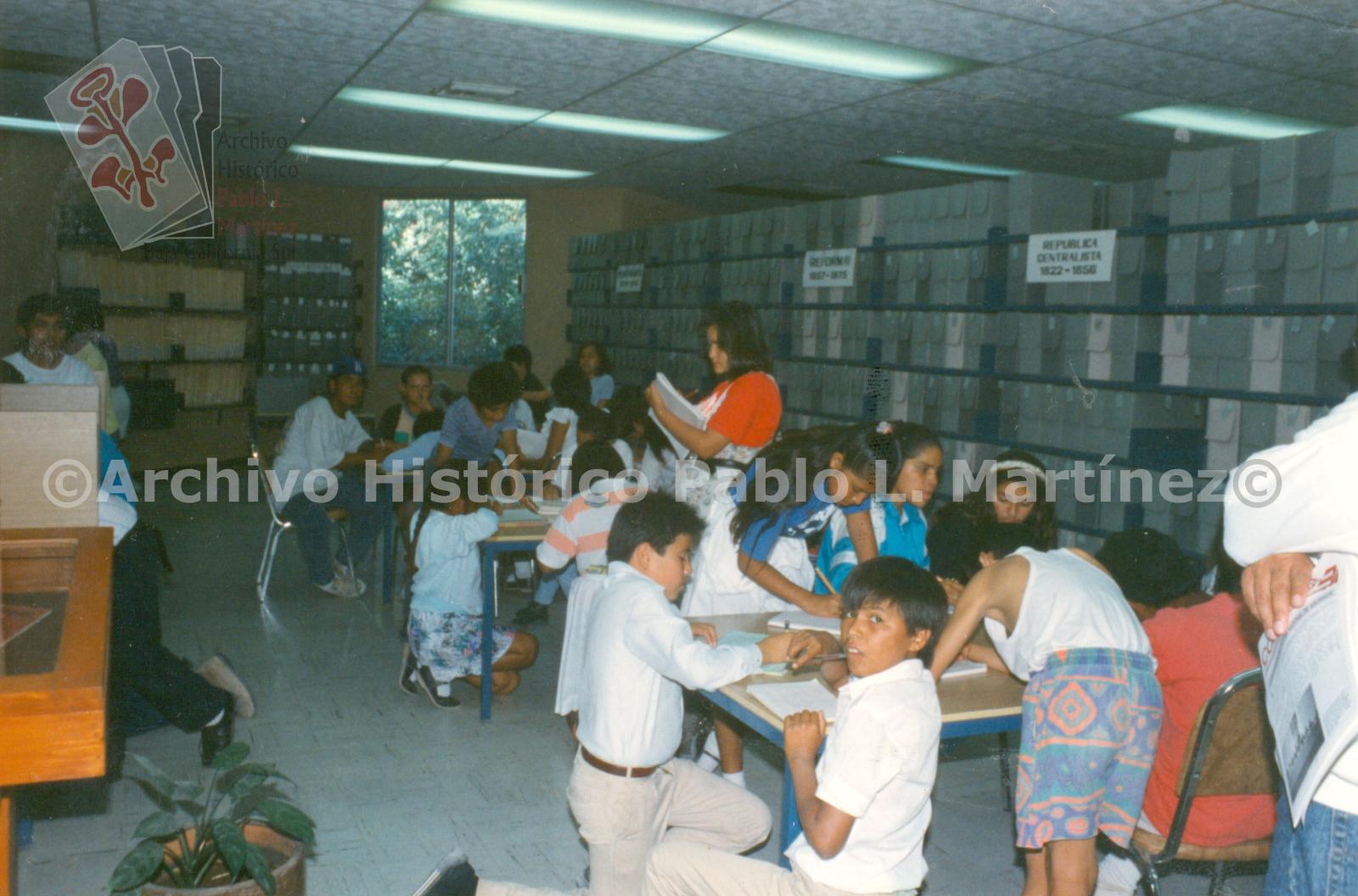 Grupo de alumnos de 6° Año de la Escuela Primaria Profr. Francisco Cota Moreno T.V.