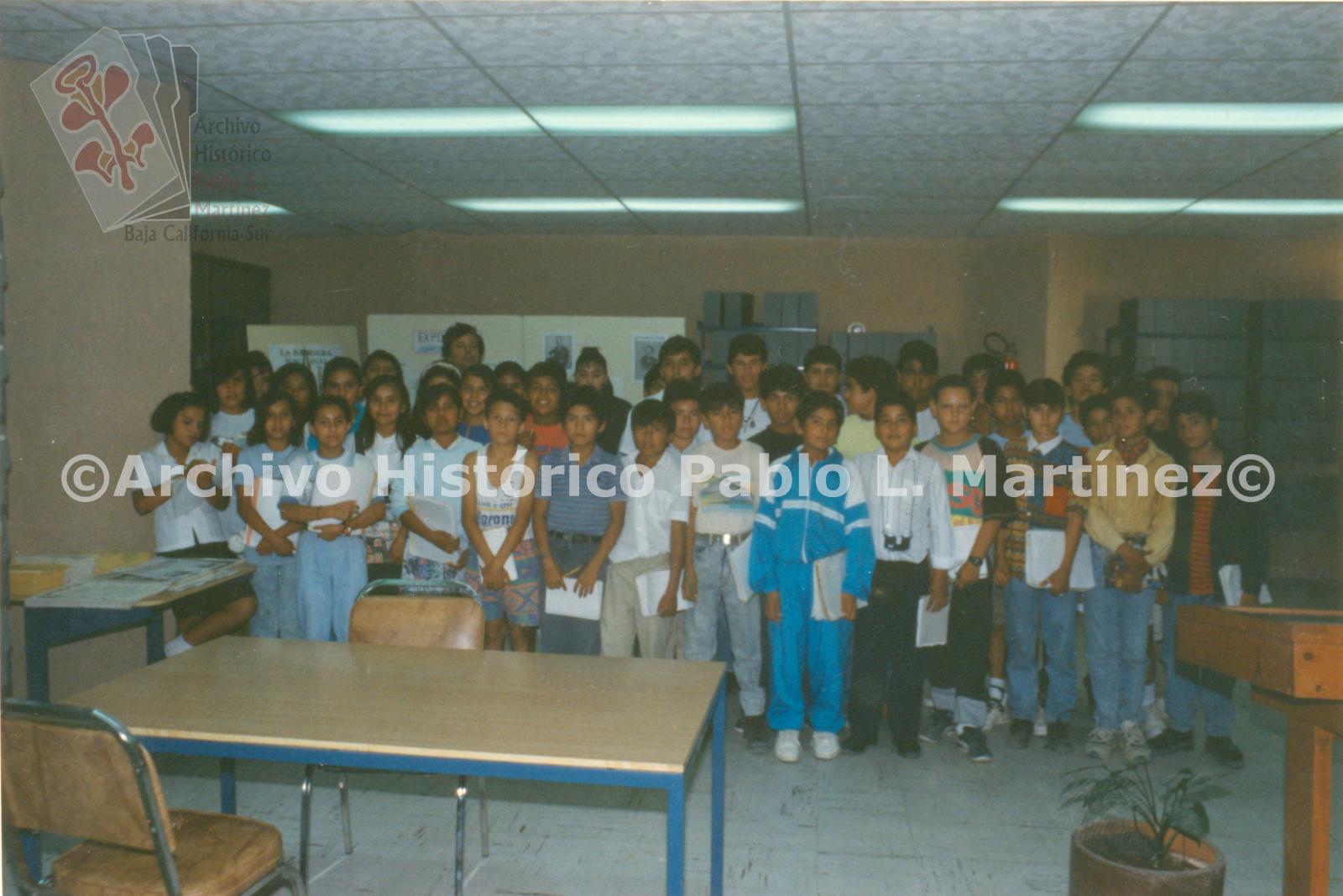 Grupo de alumnos de 6° Año de la Escuela Primaria Profr. Francisco Cota Moreno T.V.