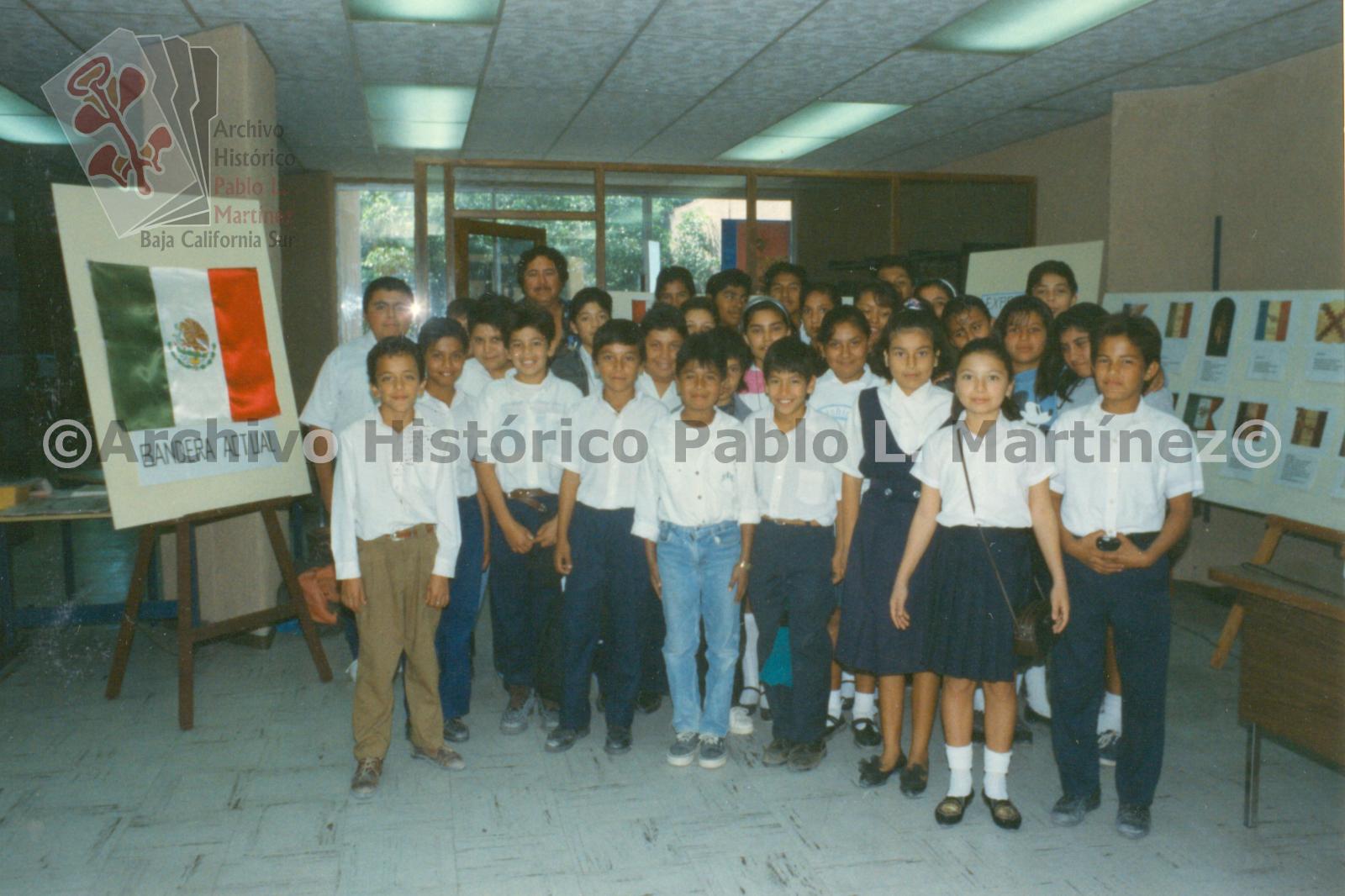 Grupo de alumnos de 6° Año de la Escuela Primaria Profr. Francisco Cota Moreno T.V.