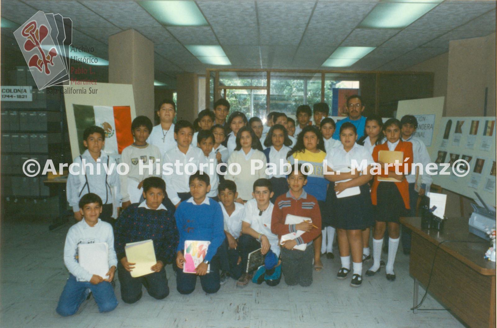 Grupo de alumnos de 6° Año de la Escuela Primaria Profr. Francisco Cota Moreno, en visita al Archivo Histórico Pablo L. Martínez.