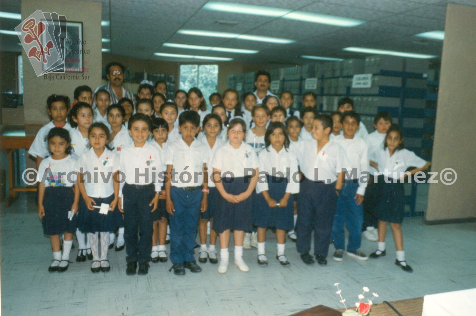 Grupo de alumnos de la Escuela Primaria de la comunidad de Los Barriles, Baja California Sur.