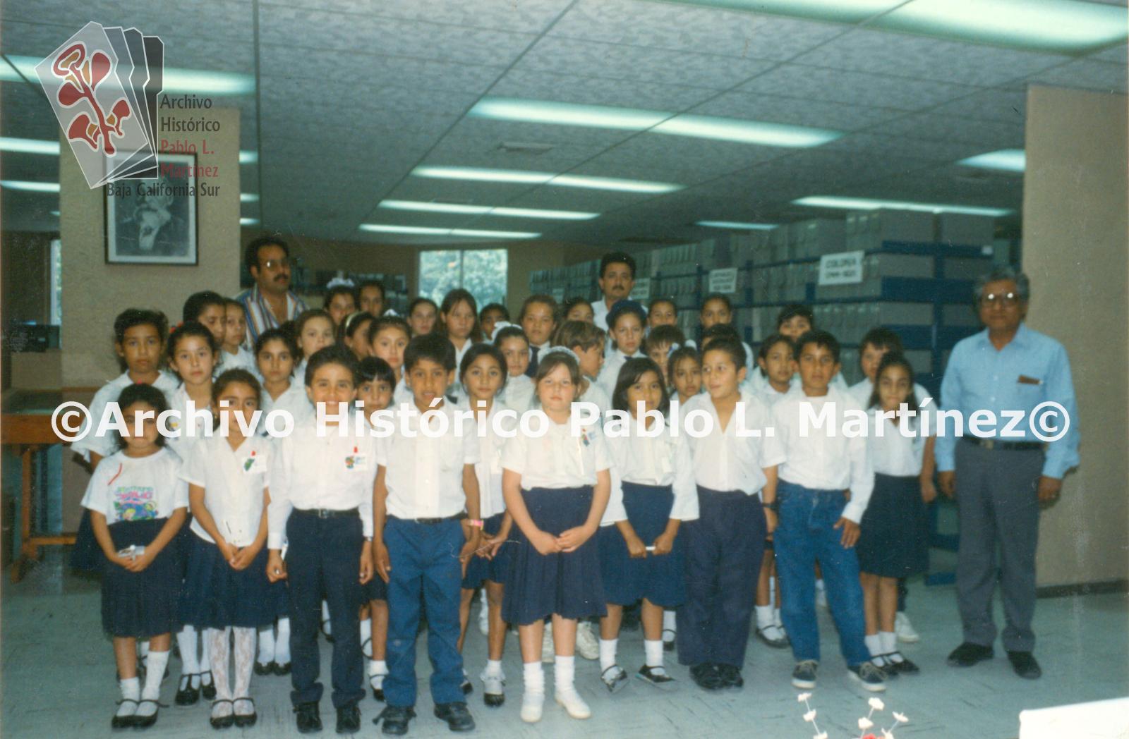 Grupo de alumnos de la Escuela Primaria de la comunidad de Los Barriles, Baja California Sur.