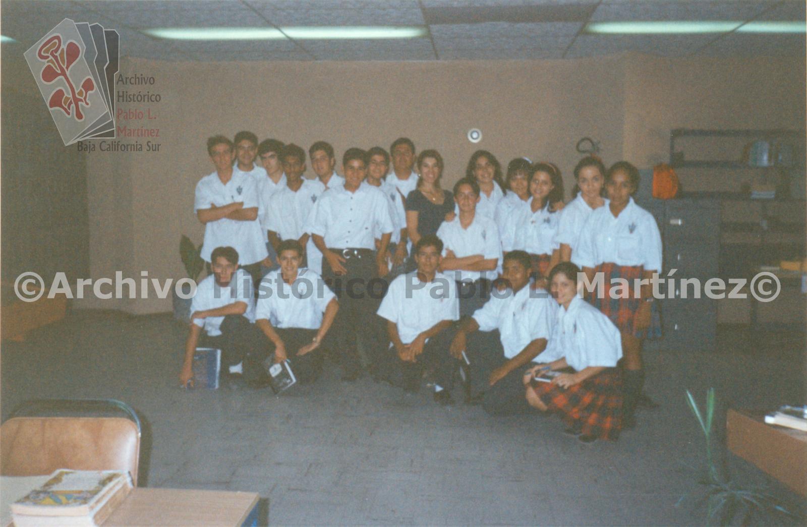 Grupo de alumnos visita las instalaciones del Archivo Histórico Pablo L. Martínez.