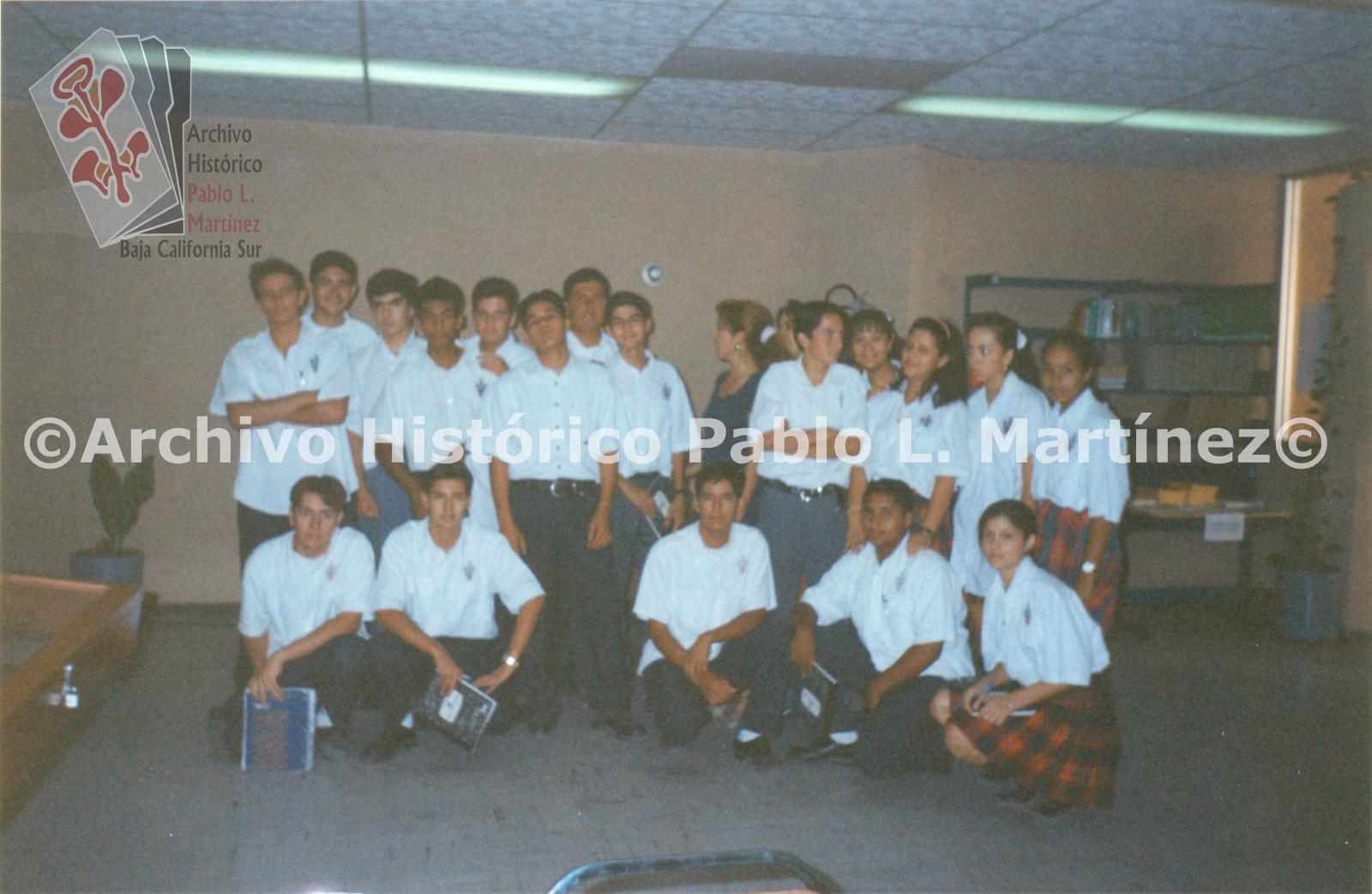 Grupo de alumnos visita las instalaciones del Archivo Histórico Pablo L. Martínez.
