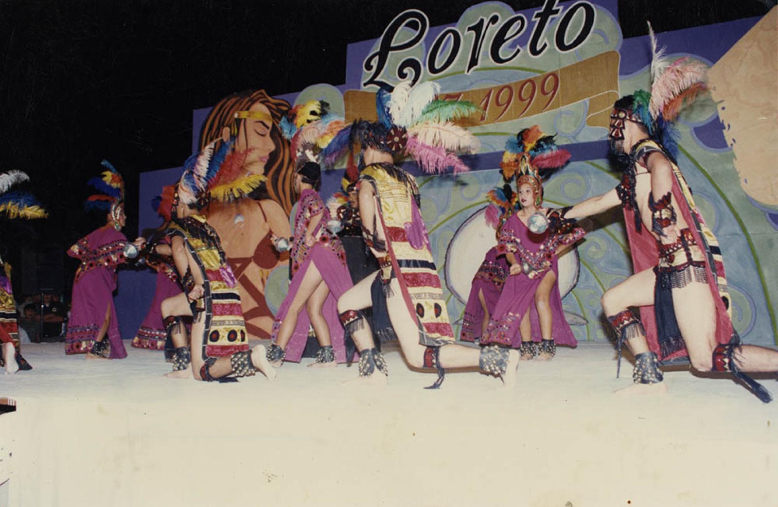 Grupo de danza que participa en fiestas de la fundación de Loreto, B.C.S.