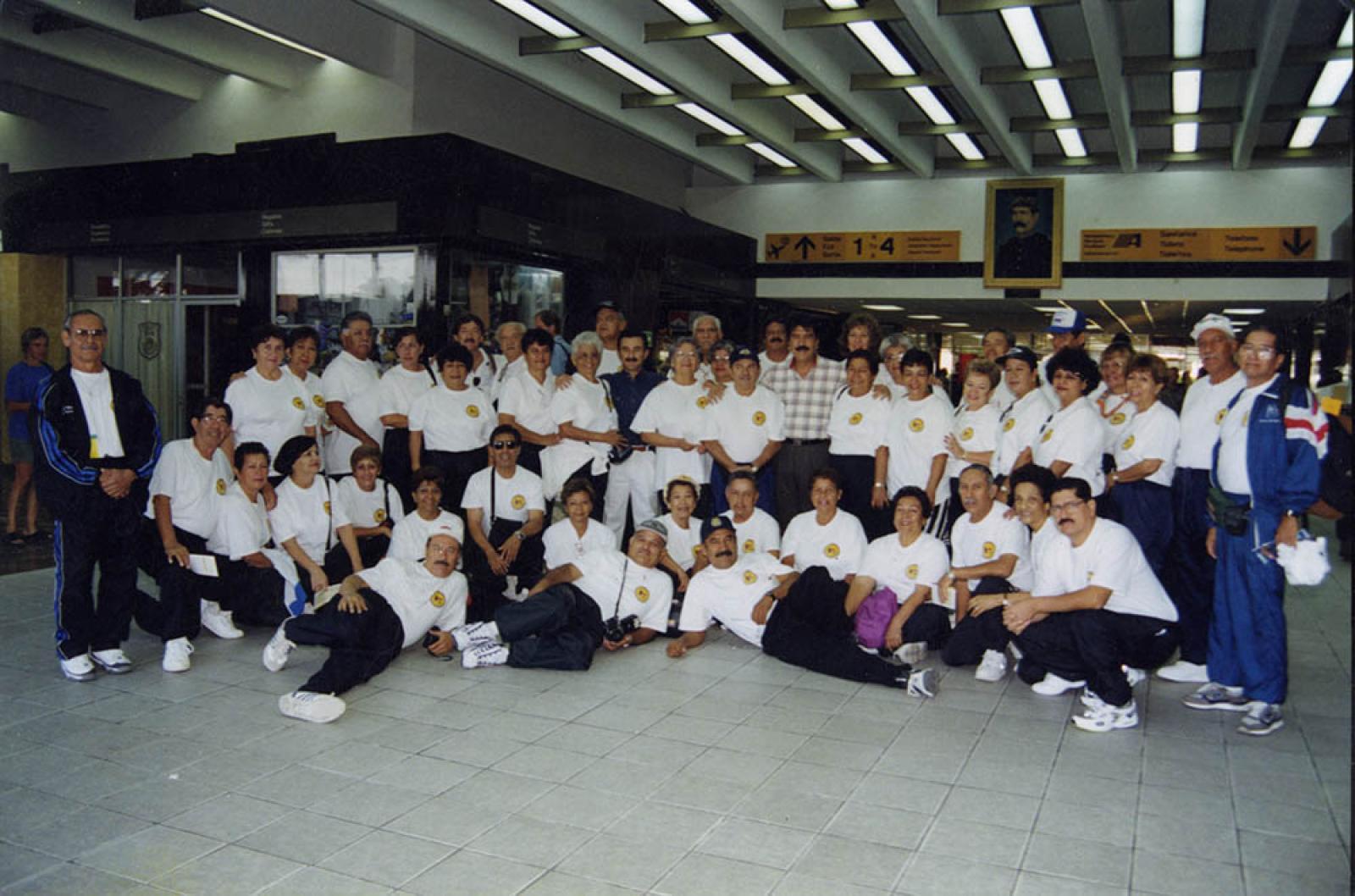 Grupo de jubilados, en interior de aeropuerto.