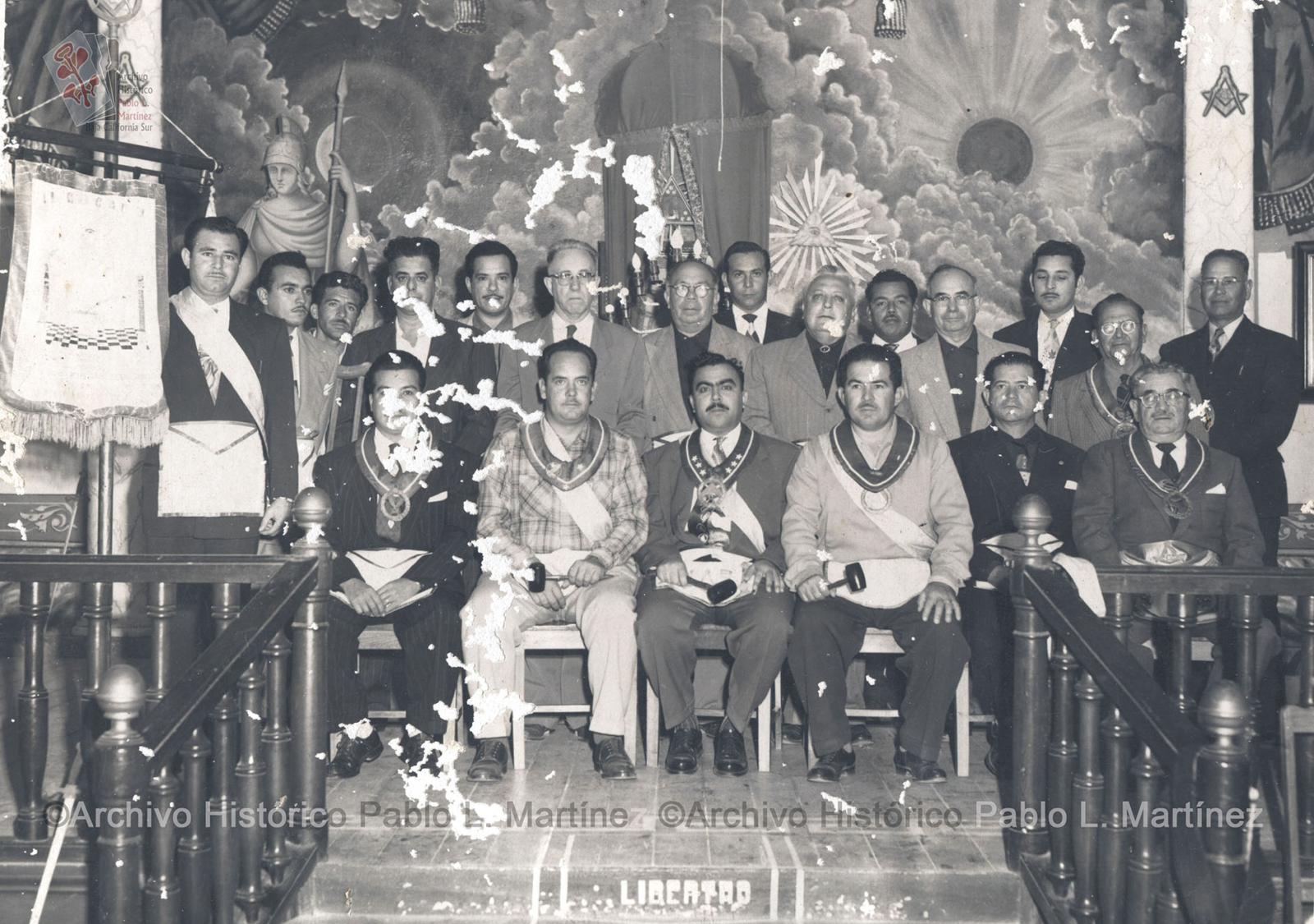 Grupo de masones en la logia.