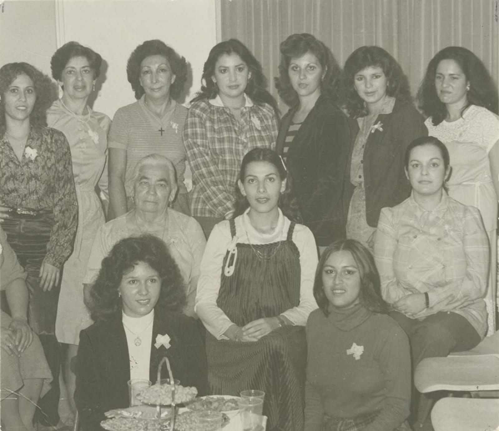 Grupo de mujeres festejan a futura mamá.
