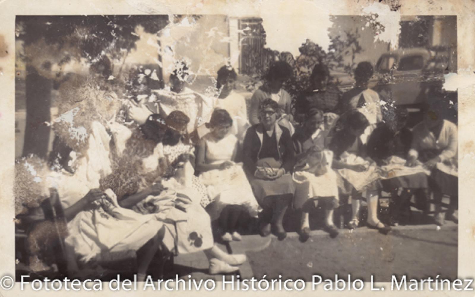 Grupo de mujeres que bordan.