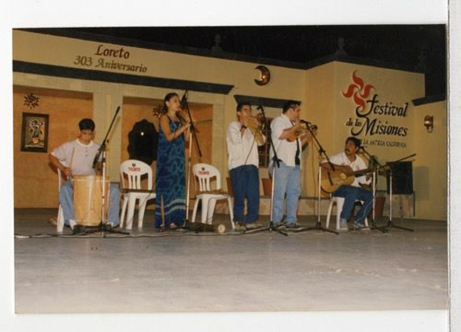 Grupo de música latinoamericana de la Universidad Autónoma de Baja California Sur en fiestas del 303 aniversario de las misiones de la antigua California.