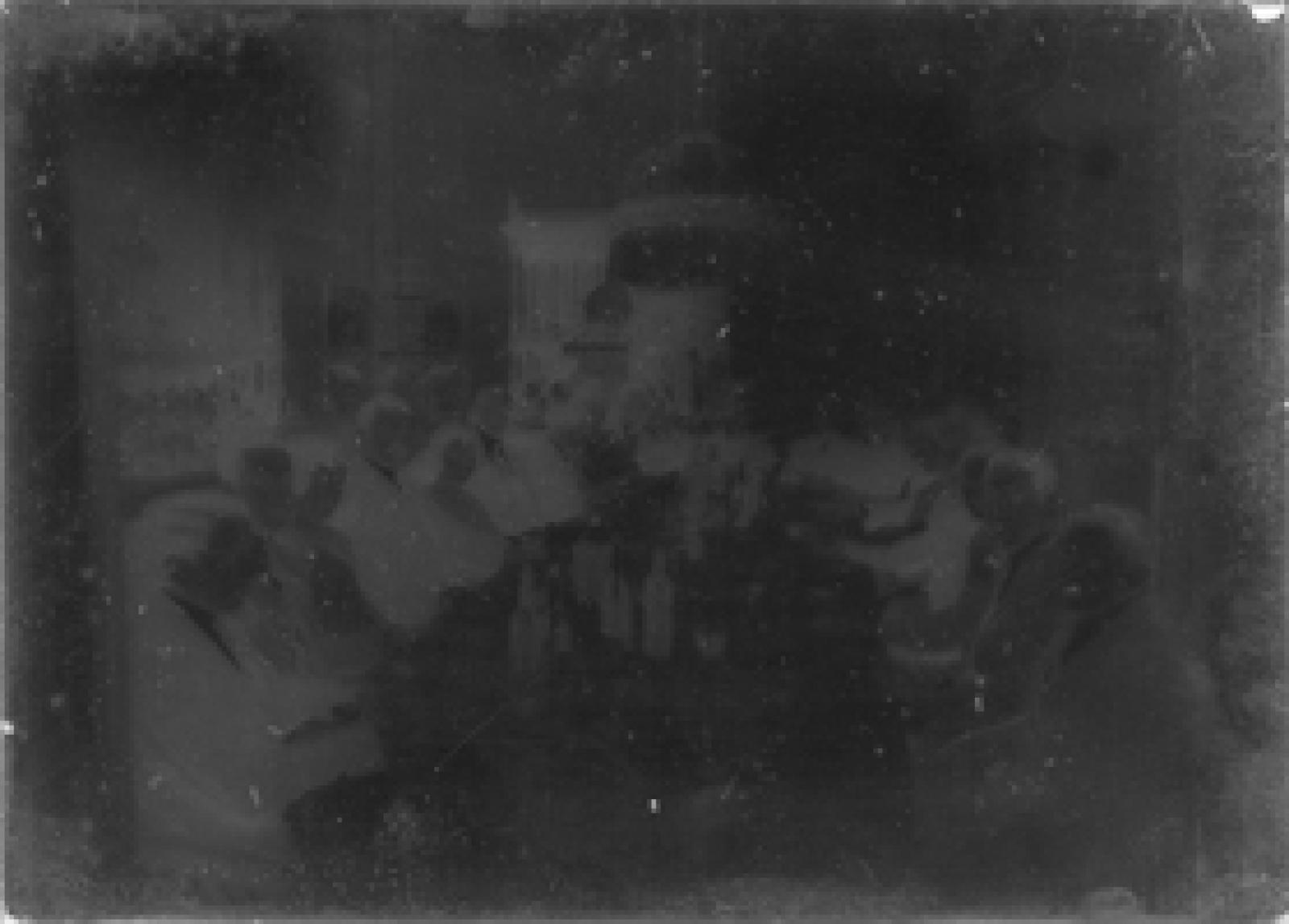 Grupo de personas ante una mesa.