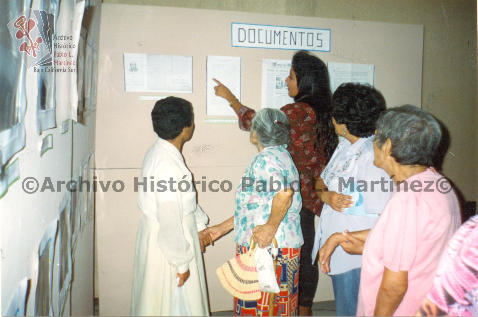 Grupo de Personas del Asilo de Ancianos San Vicente de Paul, visitan exposición en el Archivo Histórico Pablo L. Martínez.