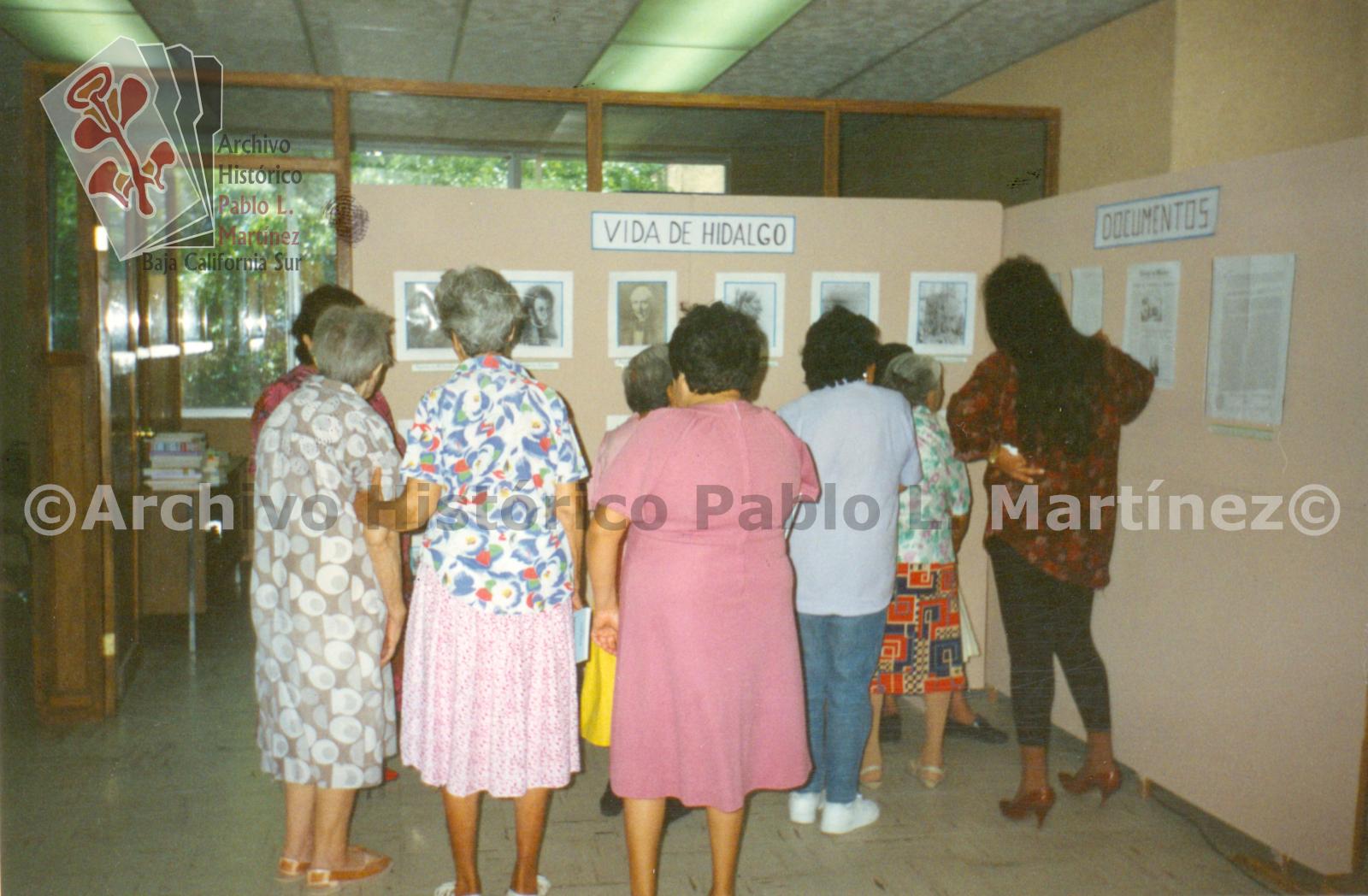 Grupo de Personas del Asilo de Ancianos San Vicente de Paul visitando la exposición Hidalgo, en el Archivo Histórico Pablo L. Martínez.