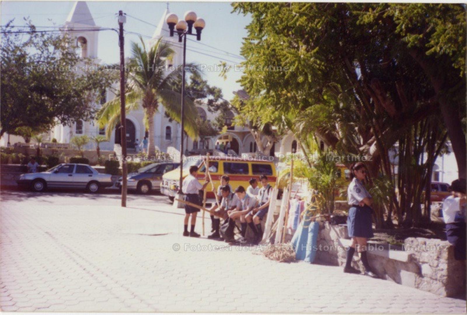 Grupo de “scouts” en la plaza Mijares, San José del Cabo.
