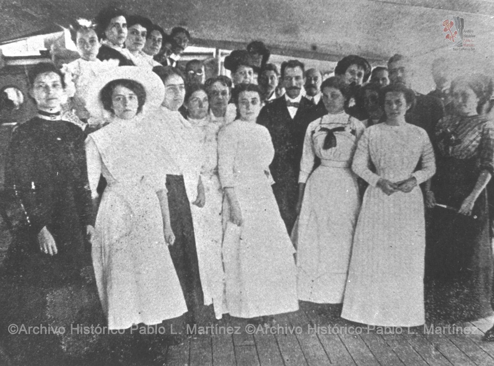 Grupo de señoritas que recibieron a José María Pino Suárez a bordo del buque General Guerrero.