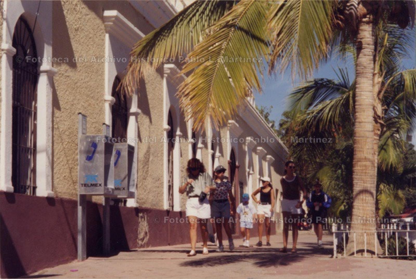 “Grupo de turistas extranjeros por el centro de San José del Cabo”.