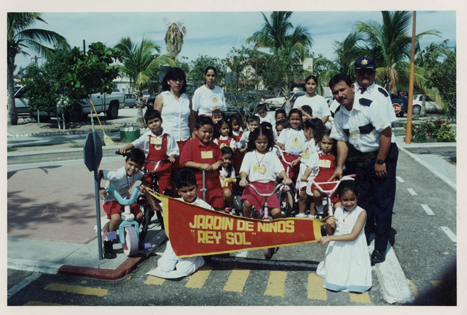 Grupo del jardín de niños Rey Sol, en instalaciones de Tránsito Municipal.
