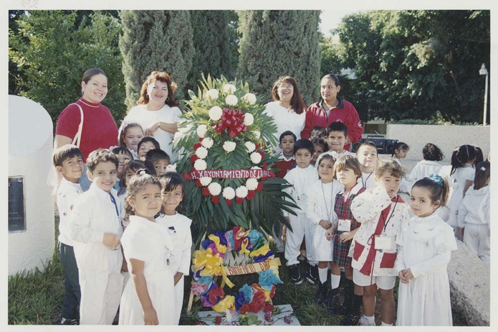 Grupo escolar asiste a ceremonia de aniversario luctuoso de Bonifacio Díaz, en la  Rotonda de los Sudcalifornianos Ilustres en La Paz.