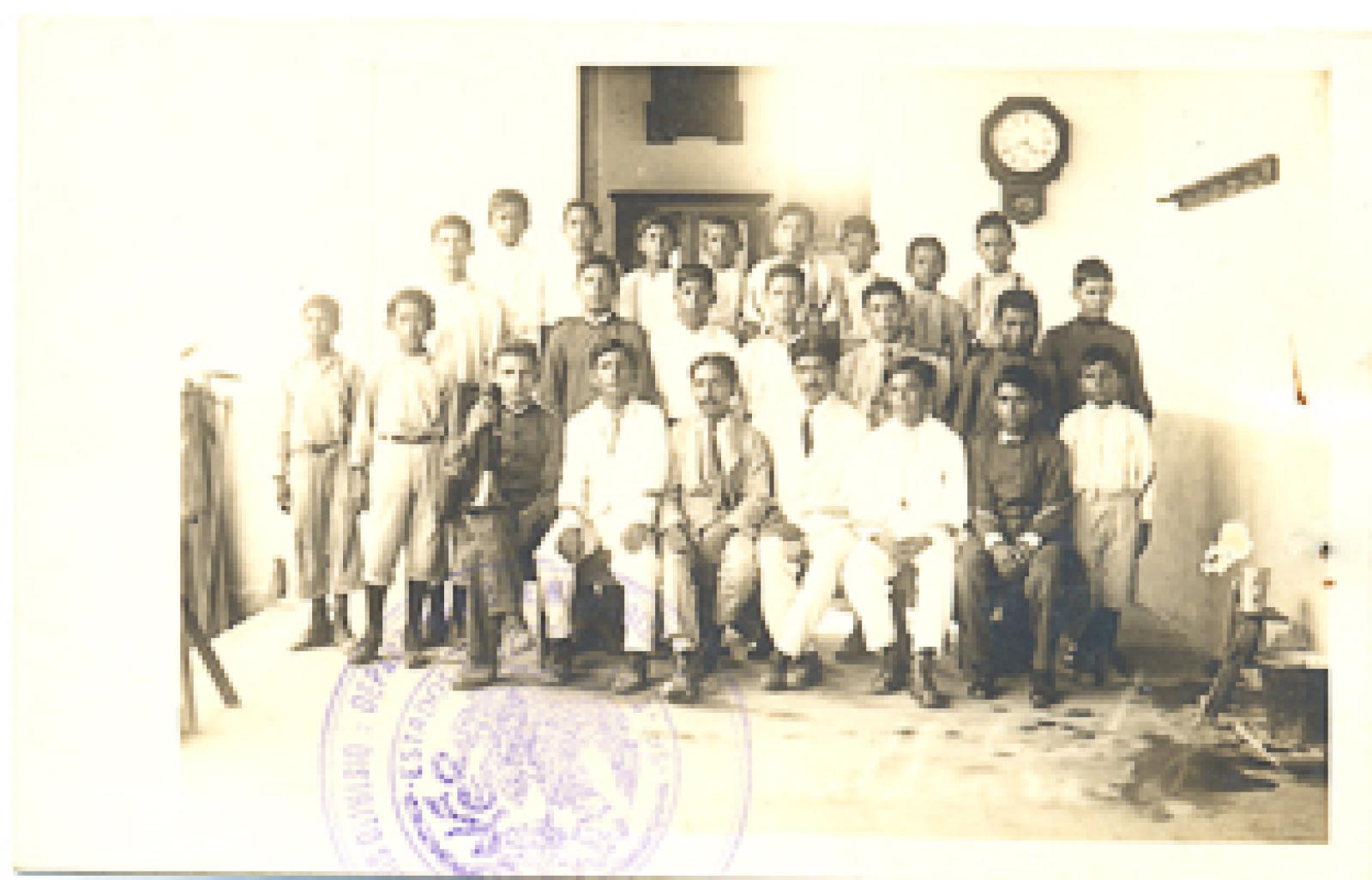 Grupo escolar, ejercicios de militarización.