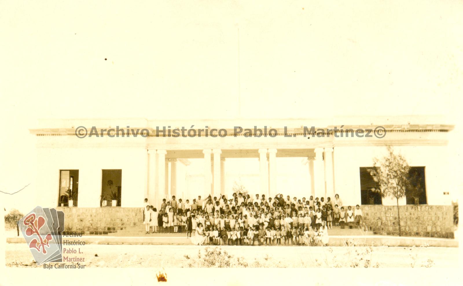 Grupo escolar frente a la escuela Torres Quintero en La Paz, Baja California.