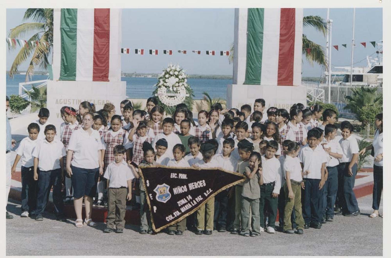 Grupo escolar visita el monumento a los Niños Héroes.