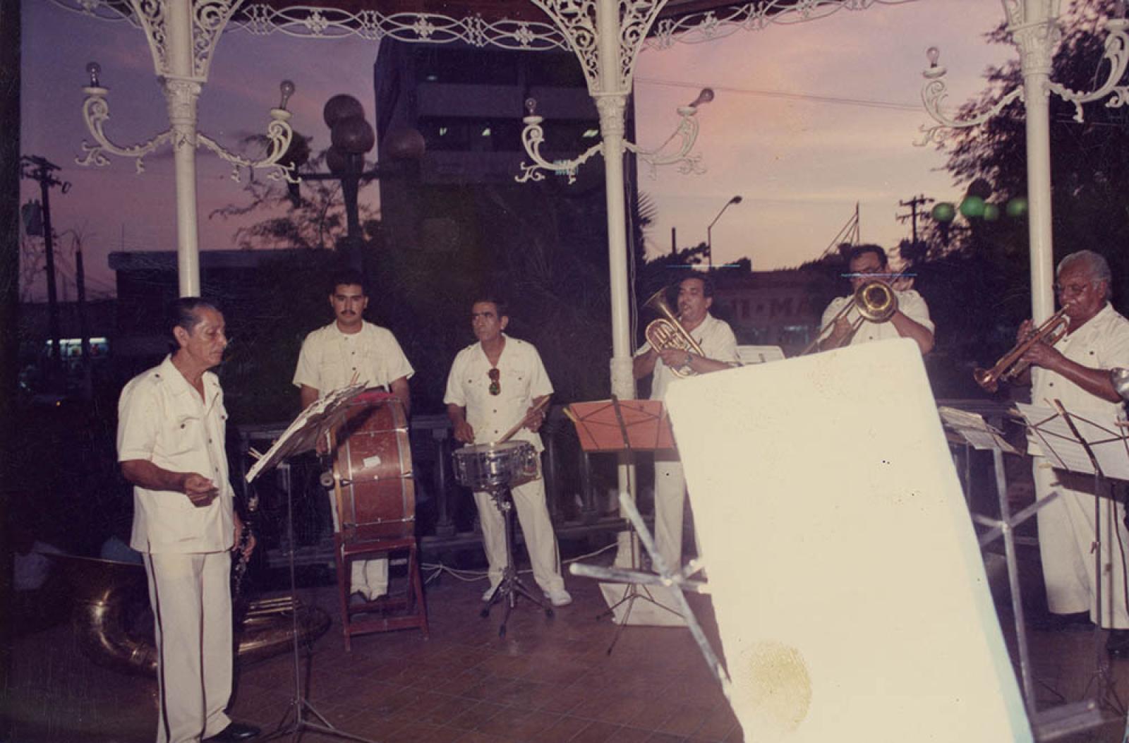 Grupo musical, en kiosco del jardín Velasco.