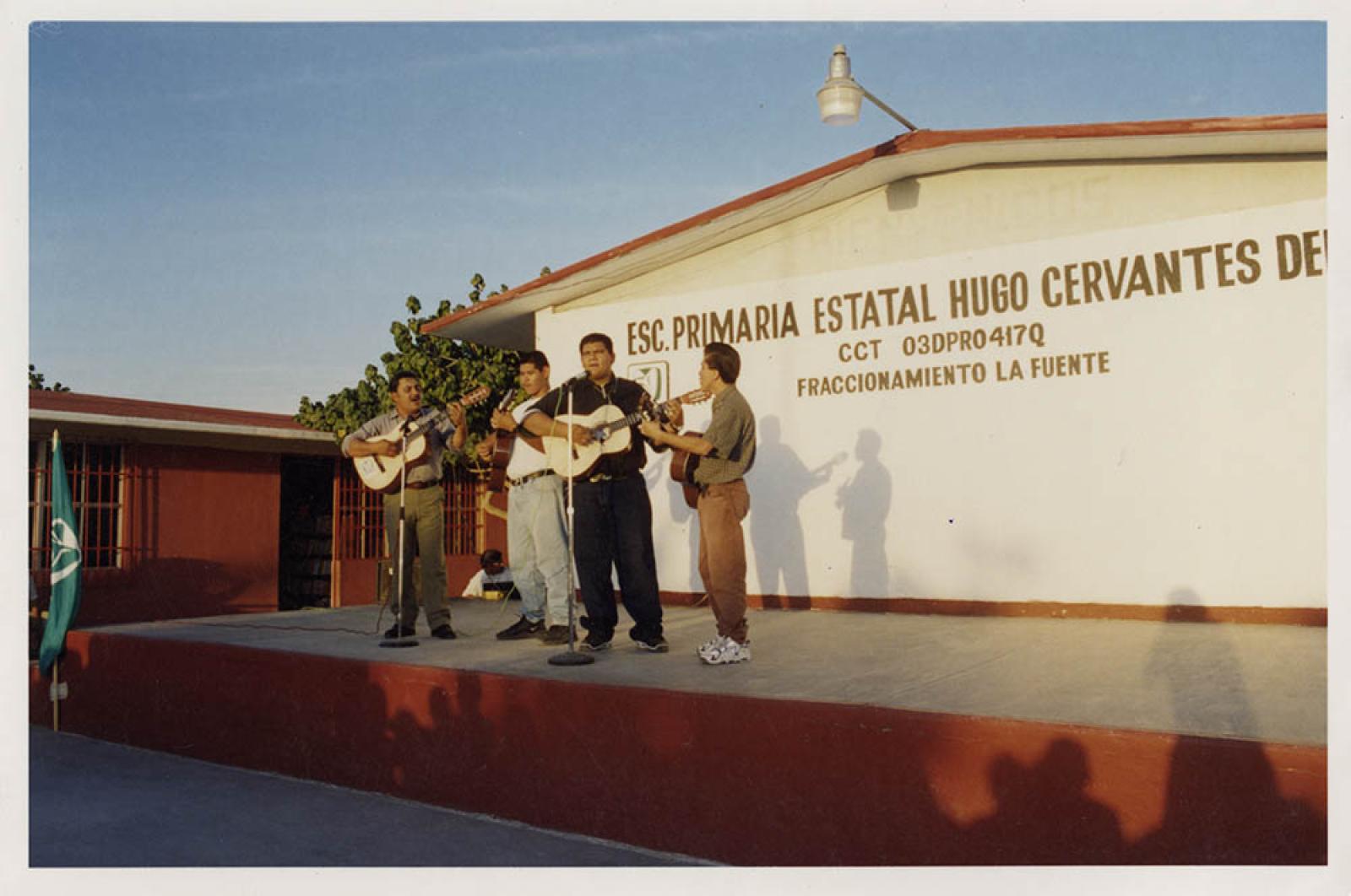 Grupo musical en la Escuela Primaria Hugo Cervantes del Rio, retrato.