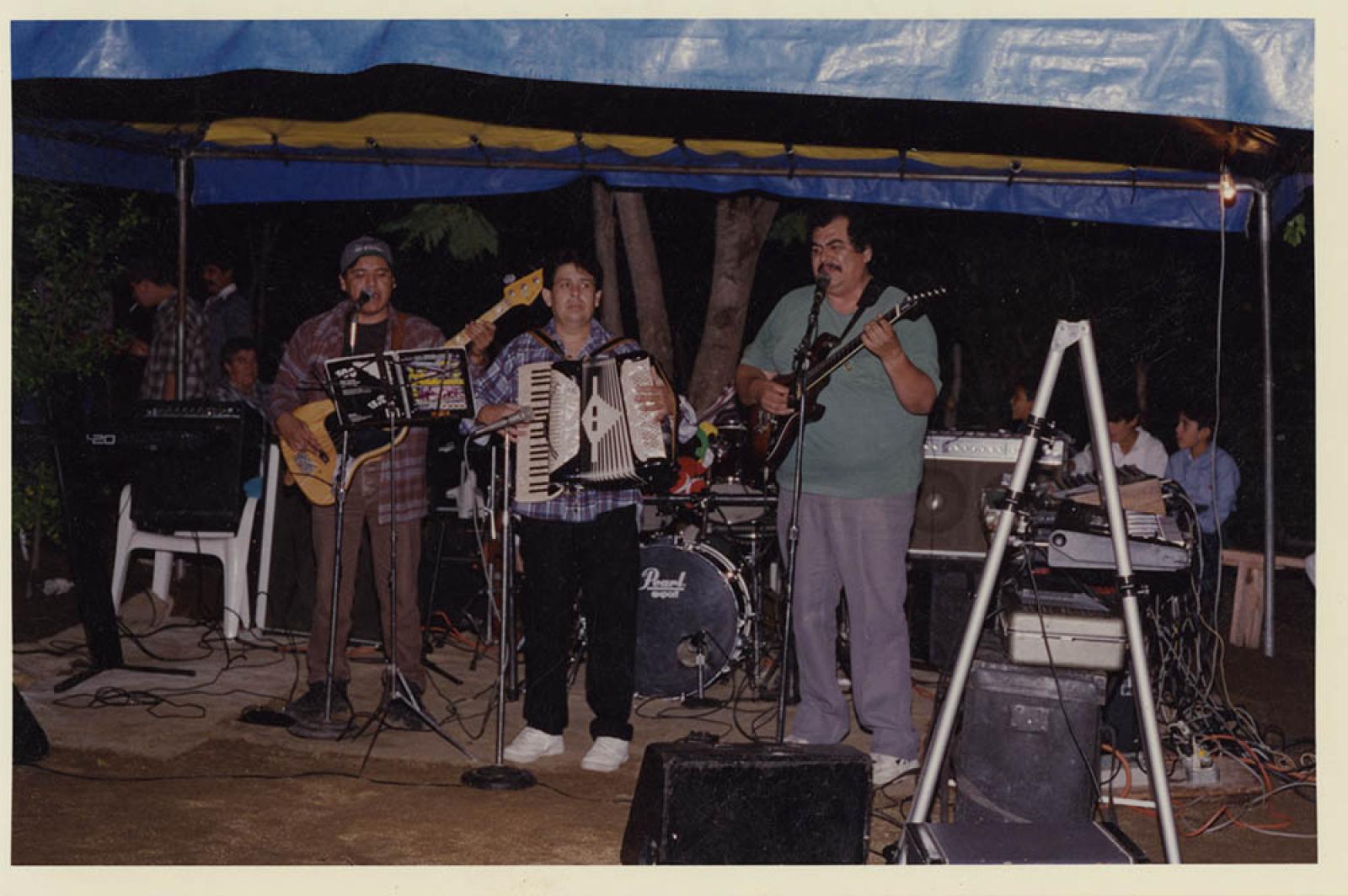 “Grupo musical sudcaliforniano Alta Tensión”.