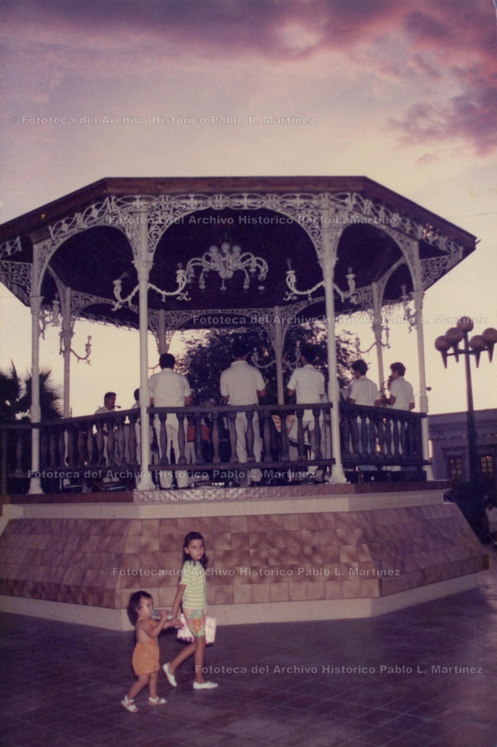 Grupo musical toca en el kiosco del jardín Velasco.
