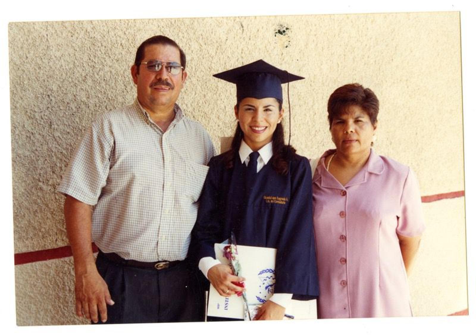 Guadalupe Sagredo y familia en su evento de graduación.
